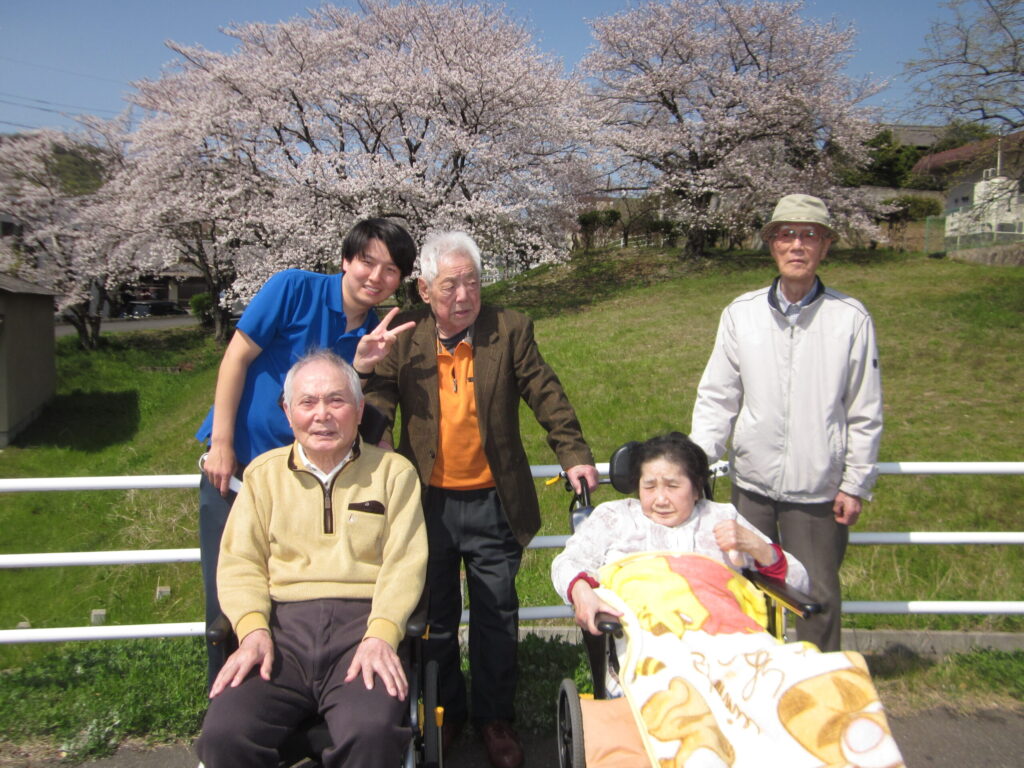 [デイサービス] 花見と買い物でHappy [桜満開]